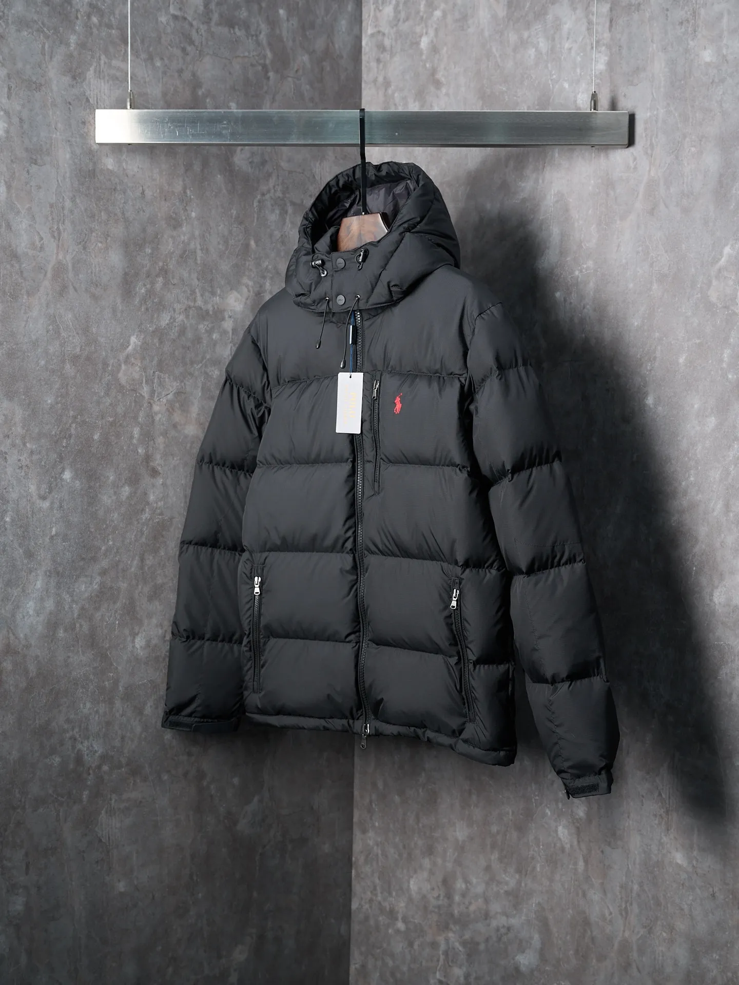 P940 Actual auction】Ralph Lauren/Ralph Lauren classic red label pony embroidered zipper hooded down jacket [Ready stock] S M L XL is made of 90 white duck down with a weight of 260g, ensuring excellent thermal insulation performance. After strict screening and processing, the velvet is not easy to drill, ensuring durability. The nylon fabric has good windproof and waterproof properties, which can effectively block the intrusion of wind and rain from the outside. It keeps the interior dry and is suitable for wearing in humid or rainy environments.  The red label on the chest is made with an imported MECLO embroidery machine. The original pattern is scanned first, and then high-quality silk thread is used to make a pattern. The density effect is adjusted by continuous pattern making.  Detachable hood: The down jacket is equipped with a detachable nylon hood, which users can easily remove or install according to weather changes or personal preferences, which is both practical and convenient.  Exquisite details: the zipper design is simple and elegant, easy to operate; the closing design of the cuffs and hem effectively prevents the intrusion of cold wind, improving the warmth and comfort of wearing.  All the hangtags, wash marks, air holes, and four-button buttons are all custom-made using original one-to-one molds.